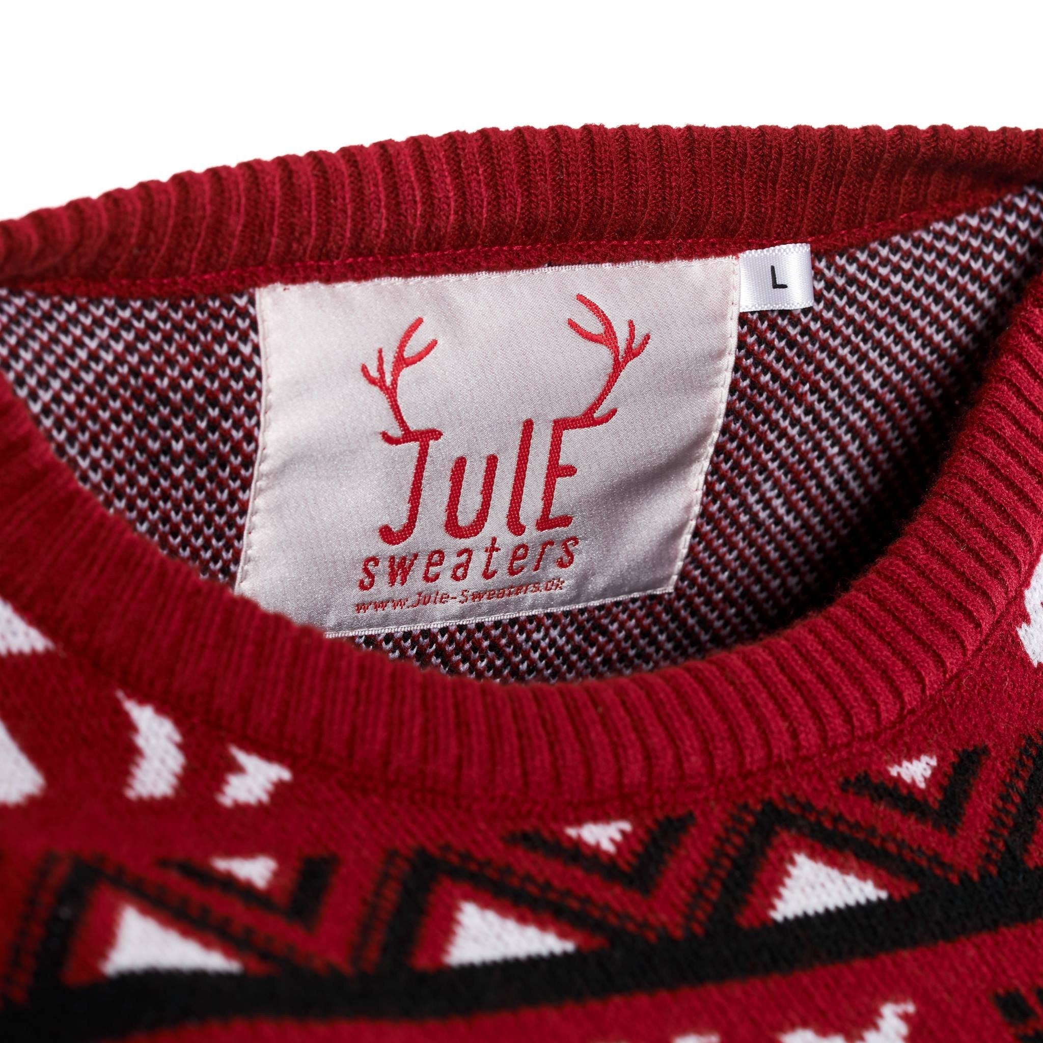 Een rode kersttrui met een patroon erop.