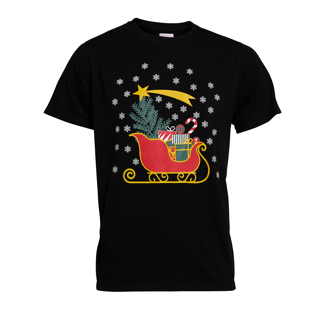 En sort T-shirt i juletema med snefnug og julemandens slæde på.