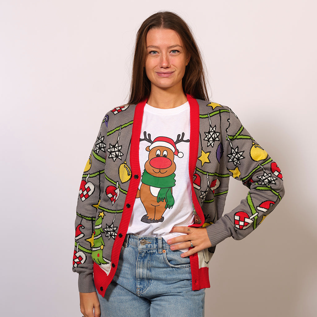 En kvinde iført en julecardigan.