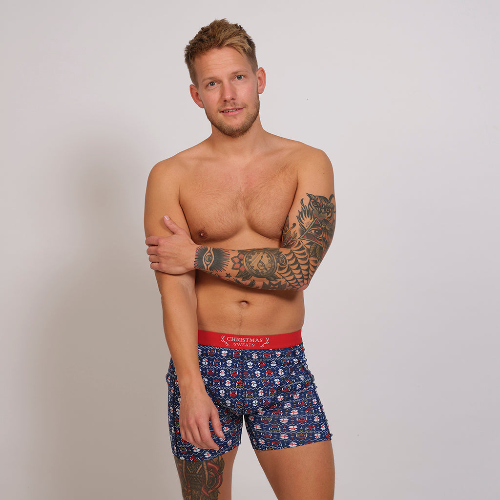 En mand i et par blå, mønstre juleunderbukser.