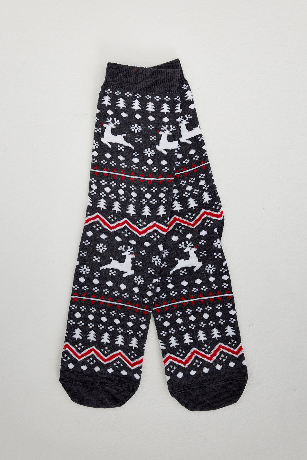 Een paar zwarte kerstsokken met rendieren erop.