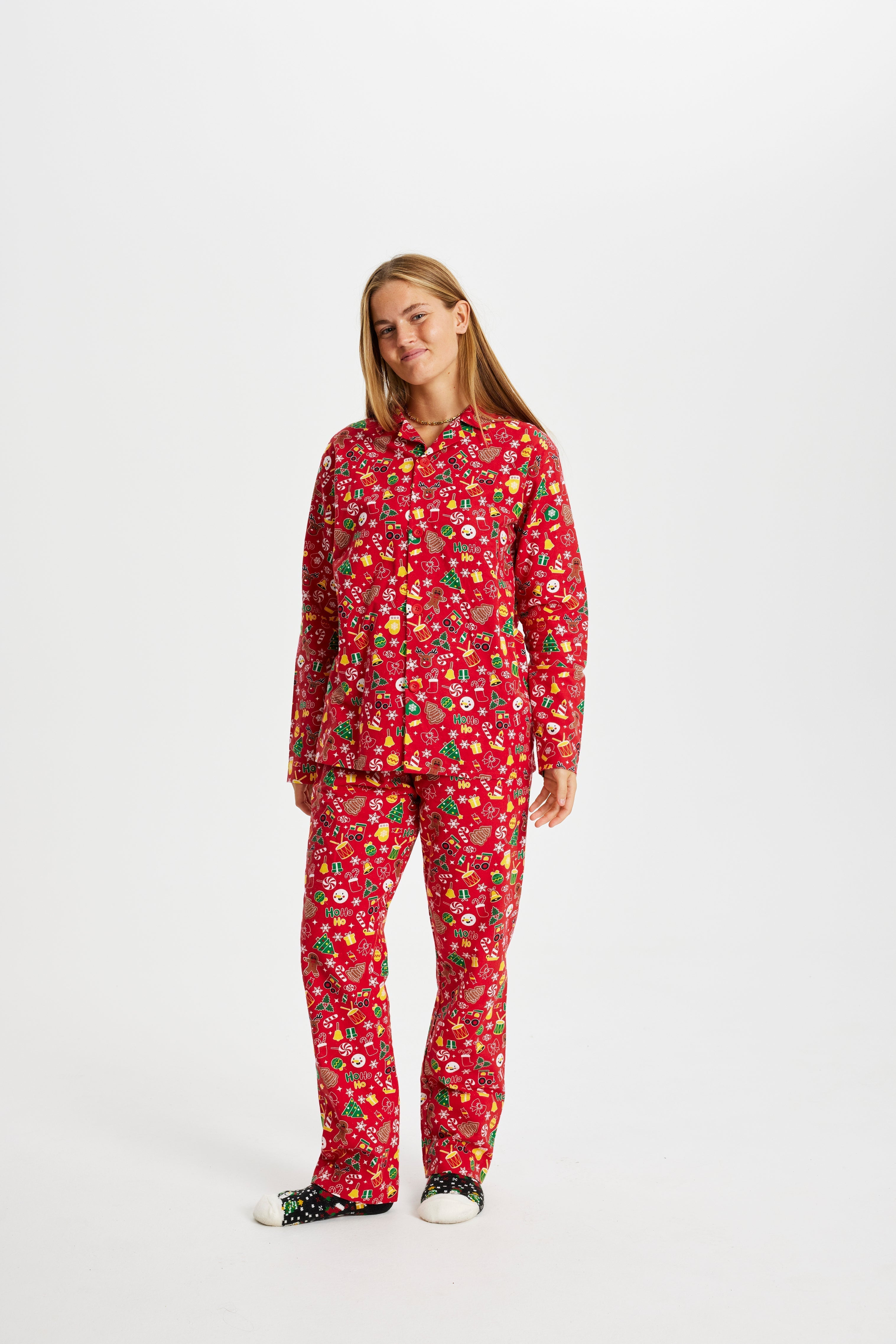 Een vrouw draagt een rode kerstpyjama.