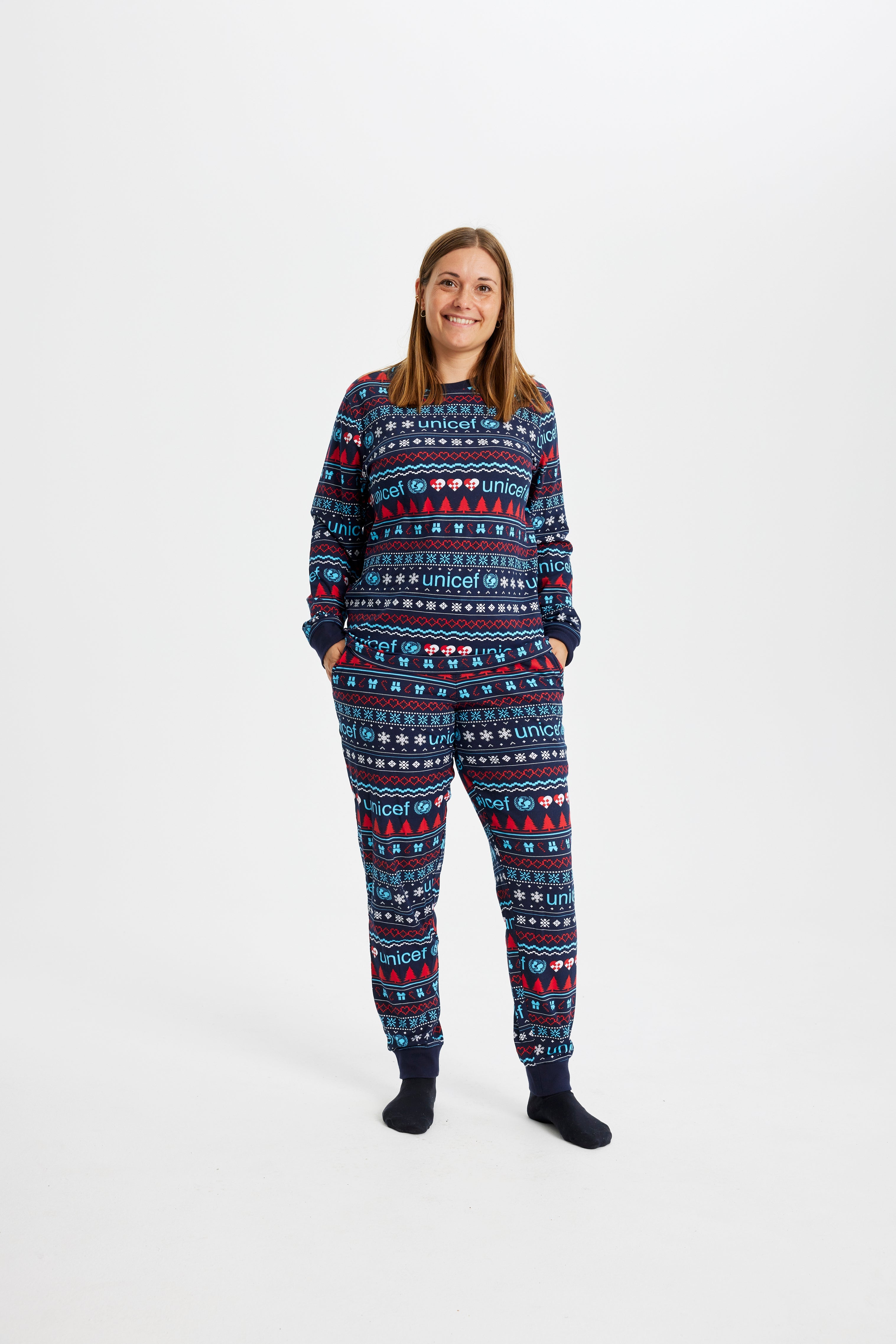 En smilende dame iført en unicef julepyjamas.