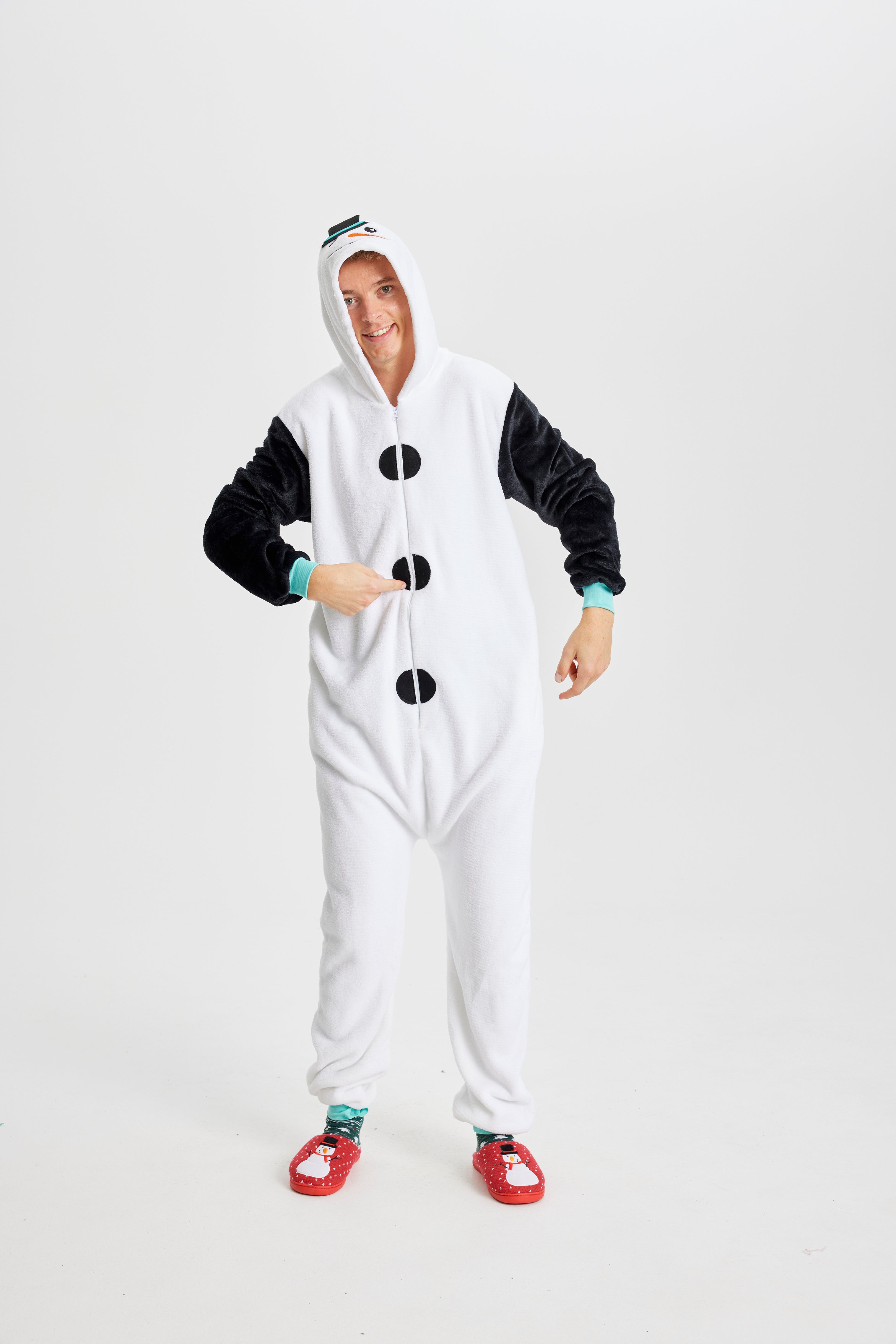 Een man draagt een sneeuwpop kostuum.