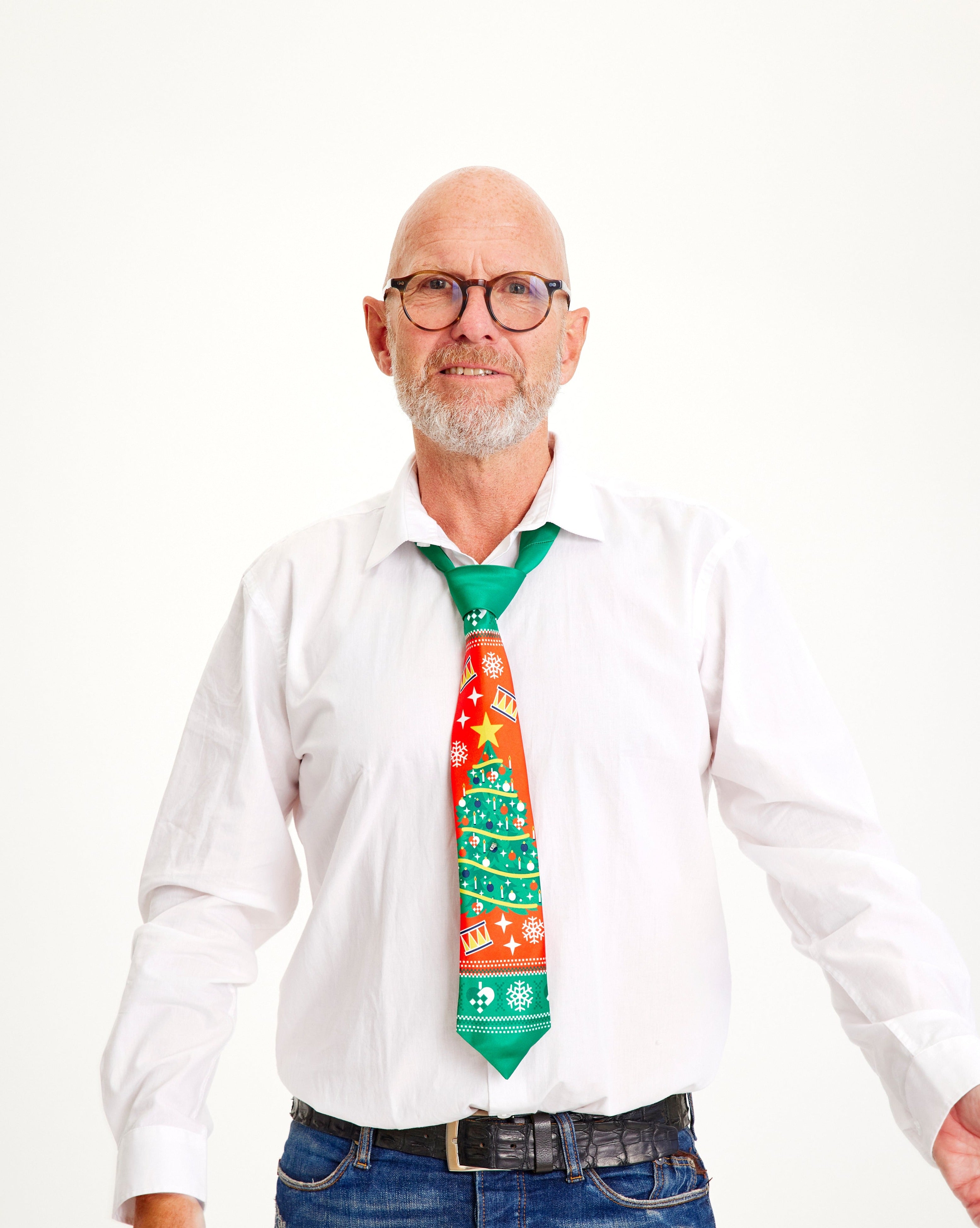 Een man met een wit overhemd en een rode en groene stropdas.
