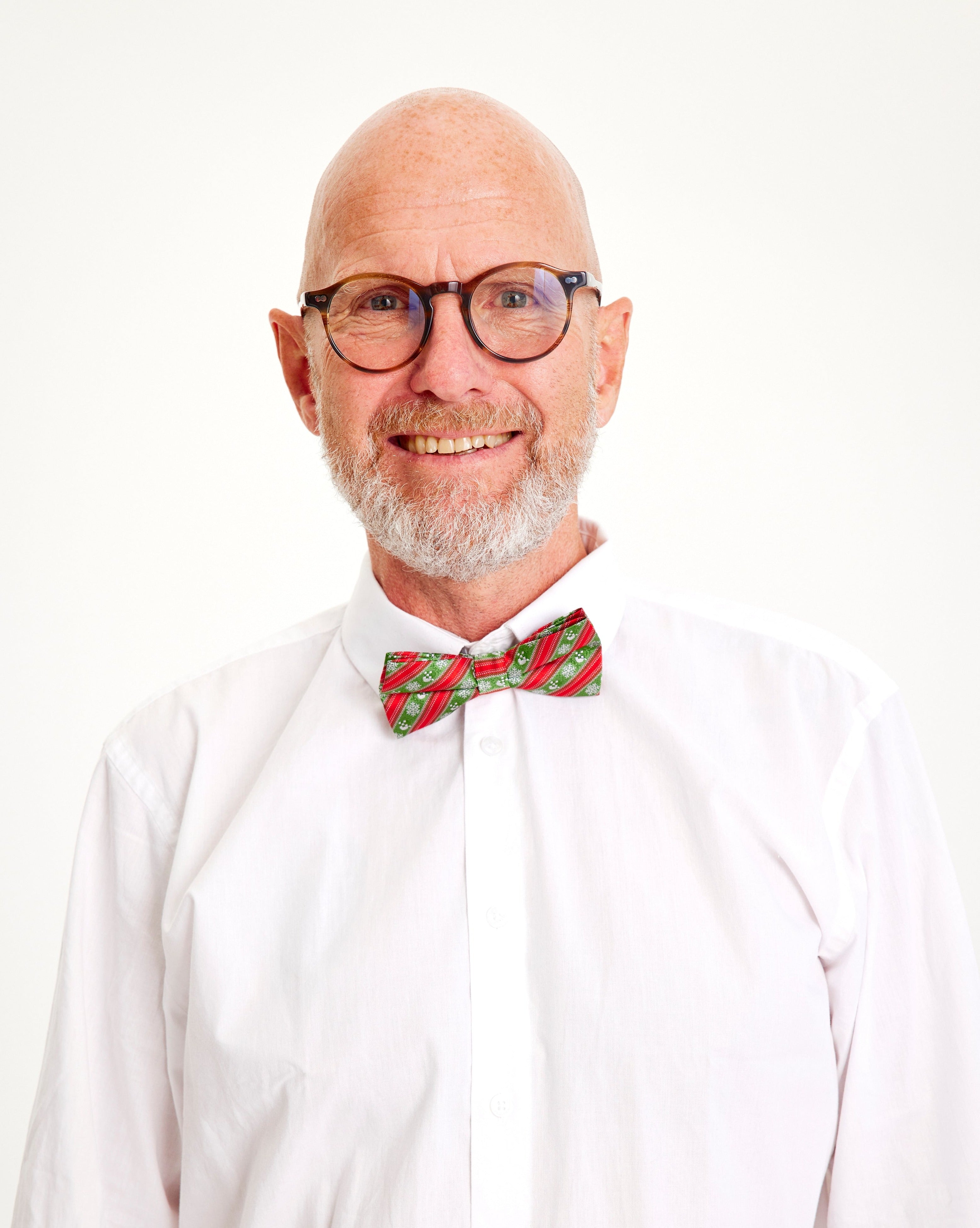 En mand iført en rød og grøn julebutterfly.