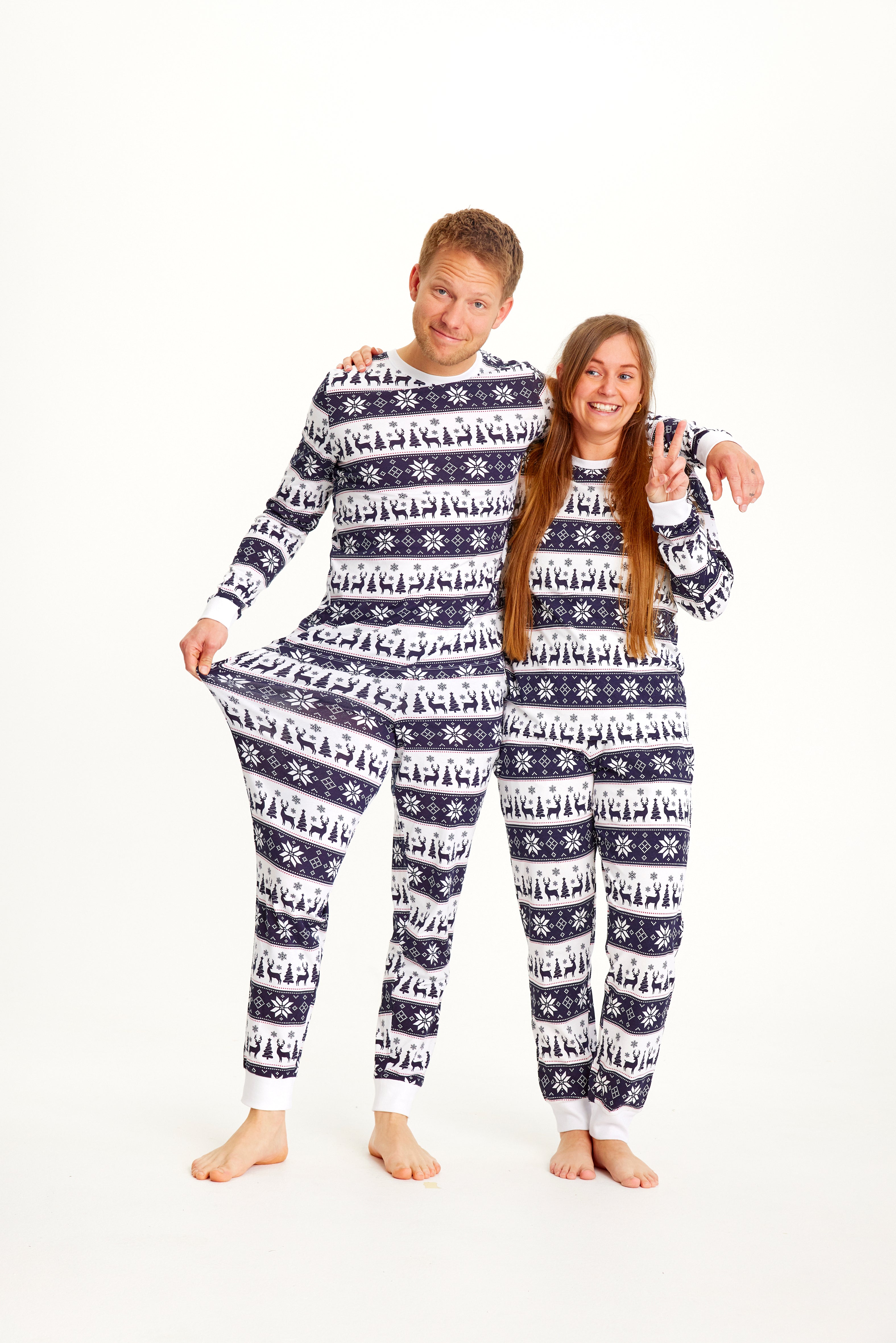 Een stel in een blauw-wit gestreepte kerstpyjama.