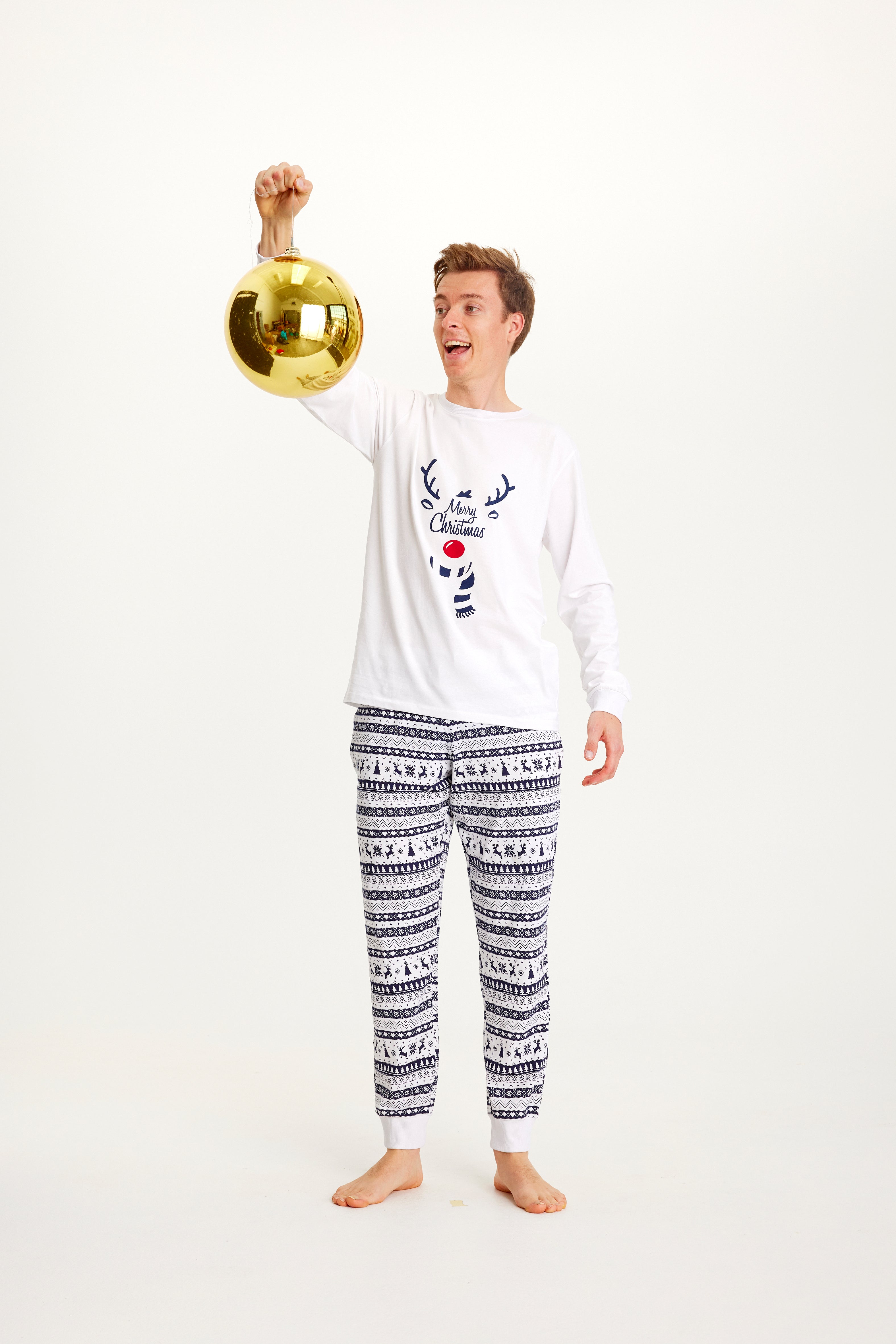 Een man in een witte kerstpyjama.