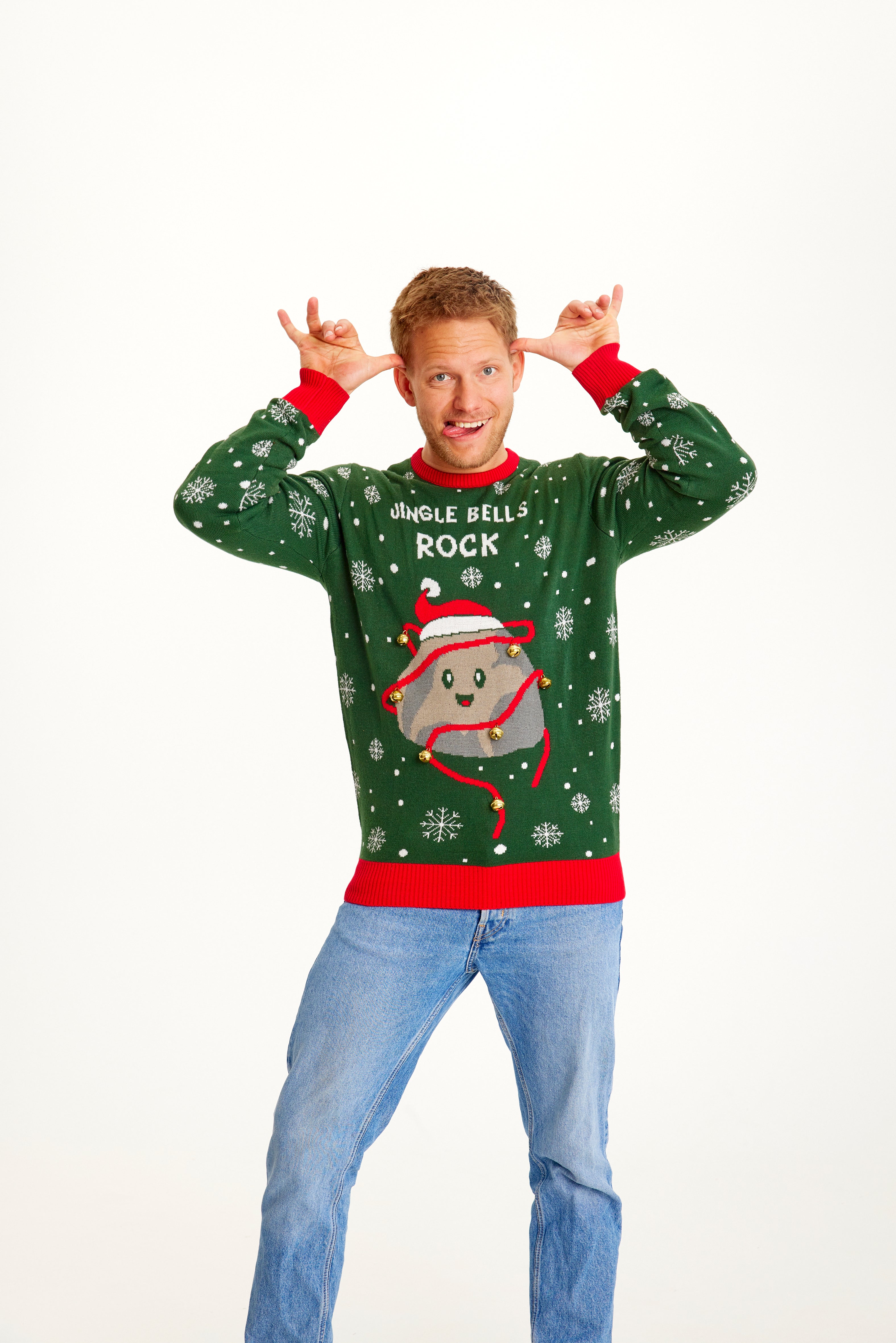 Een man die een groene kersttrui draagt met het citaat 