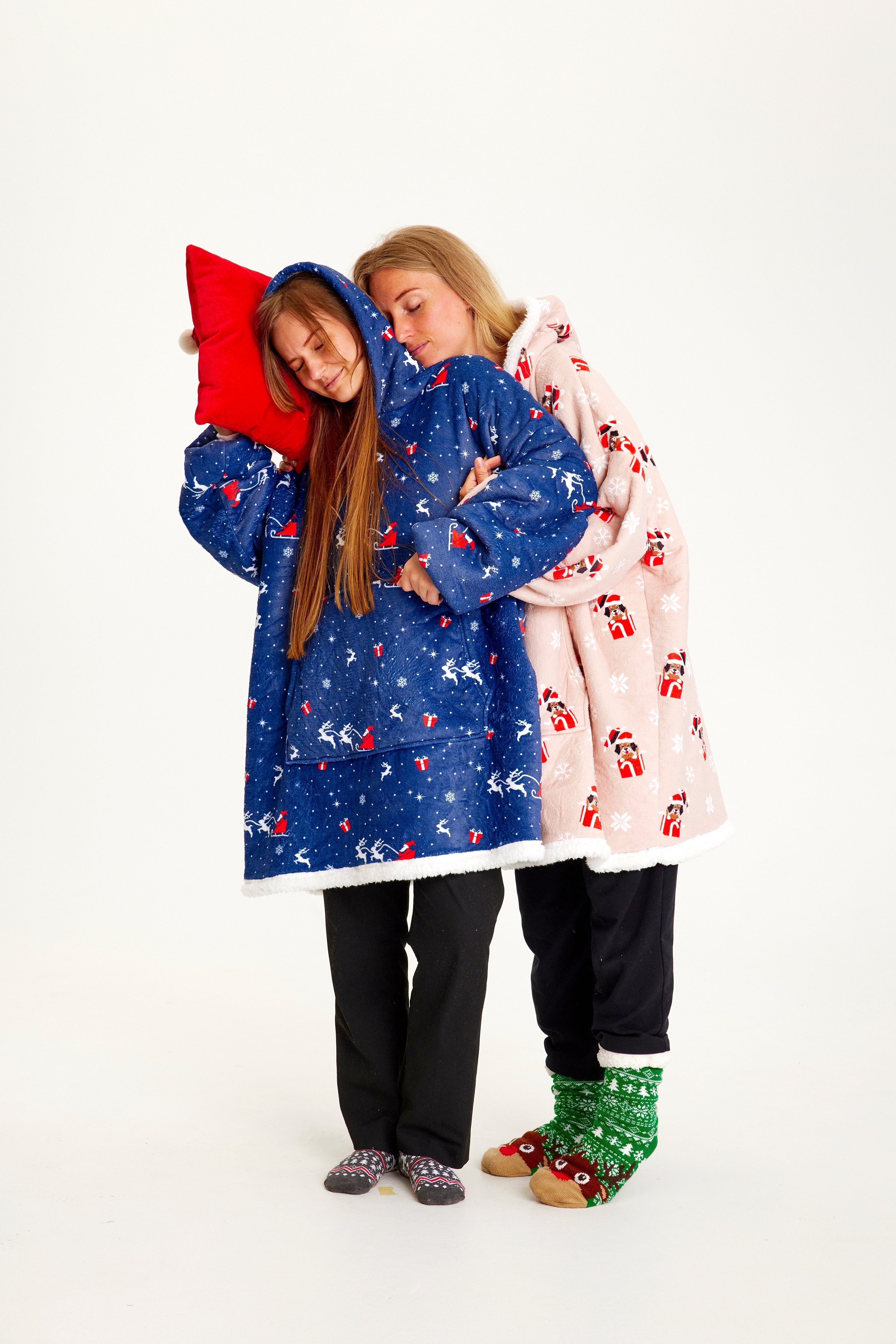 Twee vrouwen die een hoodie met kerstprint dragen.