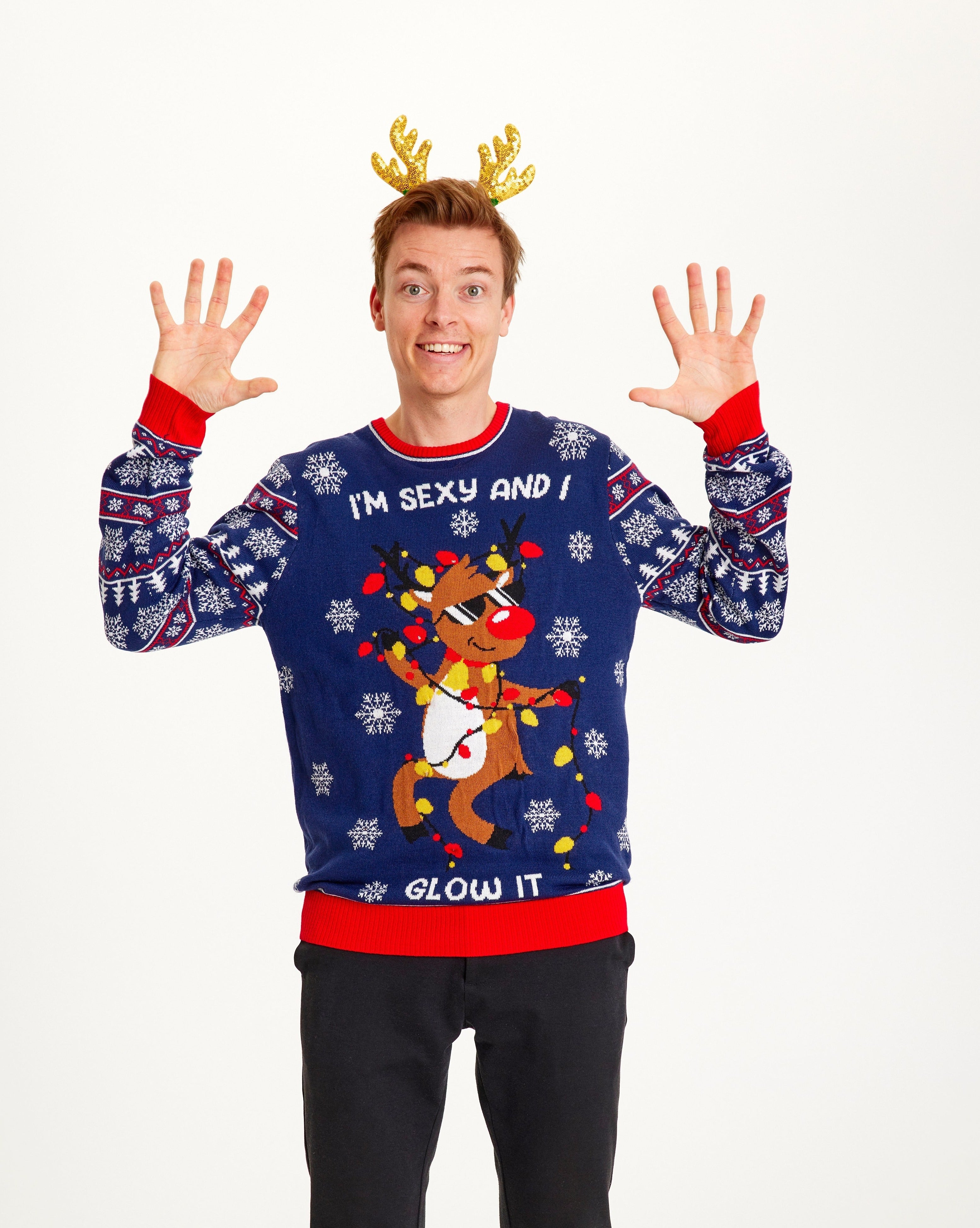 Een man draagt een blauwe kersttrui met de quote 