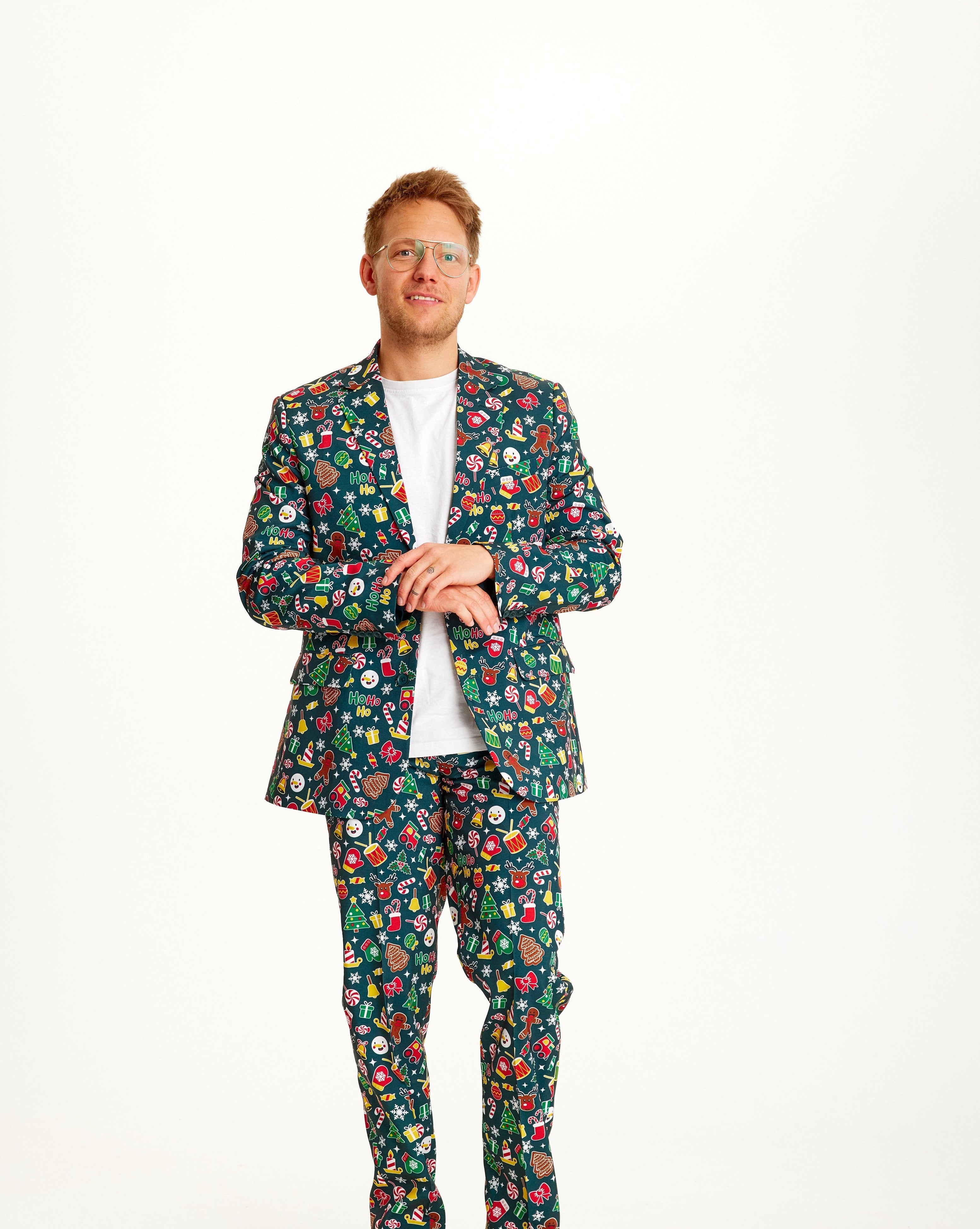 Een man in een groen pak met een kerstpatroon erop.