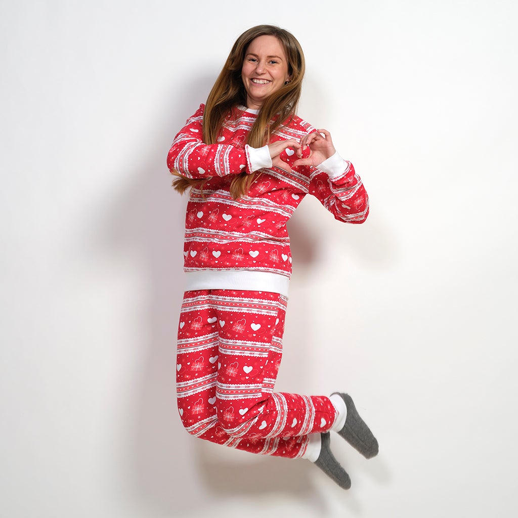 Et hoppende kvinde i et valentinessæt.