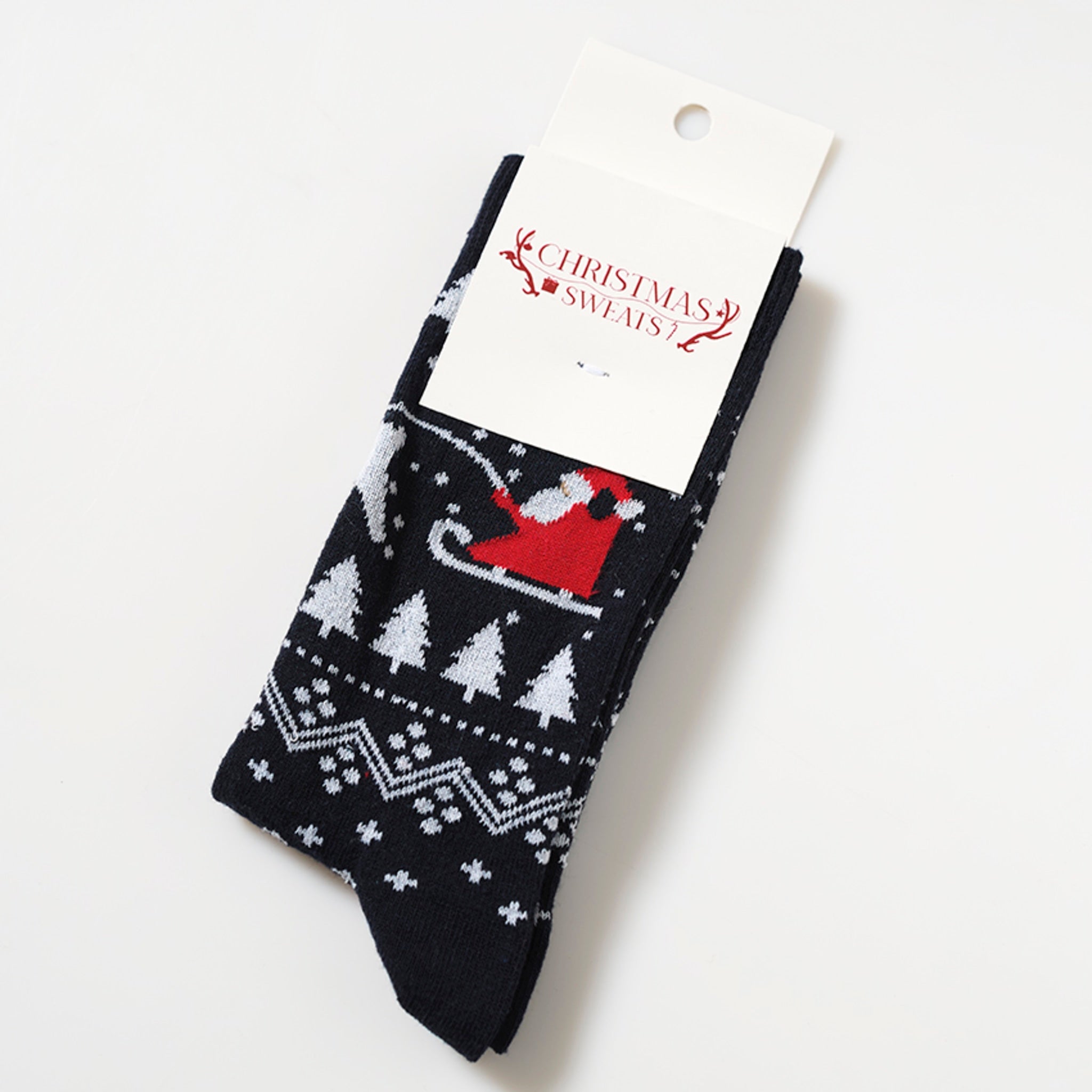 Een paar zwarte kerstsokken met kerstbomen erop.